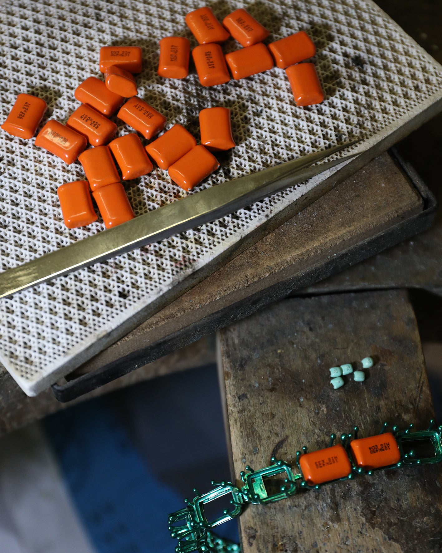 Gazing Choker in Silver with Ceramic E-waste